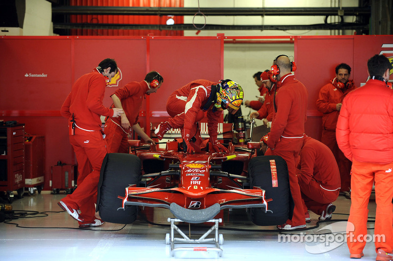 Valentino Rossi testet den Ferrari F2008