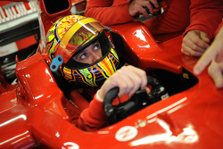 Valentino Rossi testet den Ferrari F2008