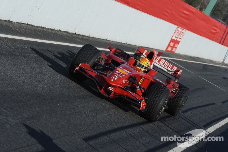Valentino Rossi testet den Ferrari F2008