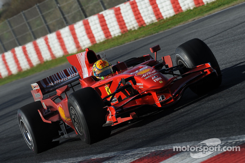 Valentino Rossi prueba el Ferrari F2008 en Barcelona