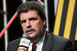 El presidente de NASCAR, Mike Helton se dirige a la audiencia del NASCAR Sprint Media Tour 2010