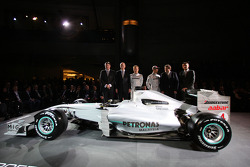 Ross Brawn, Dr. Dieter Zetsche, Nico Rosberg, Michael Schumacher, Norbert Haug en Nick Fry poseren