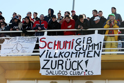 Fans mit Plakat für Michael Schumacher, Mercedes GP