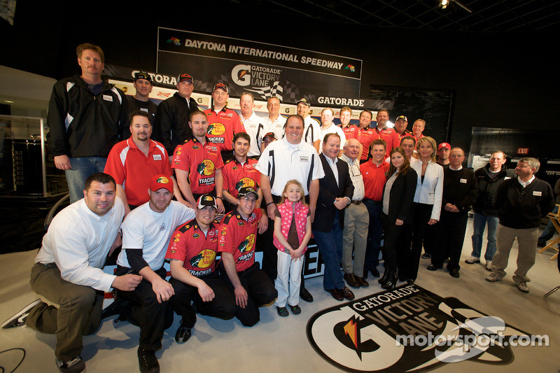 Desayuno de campeones: el ganador de las Daytona 500 de 2010, Jamie McMurray con los dueños de equipo, Chip Ganassi y Felix Sabates, el jefe de equipo, Kevin Manion y el equipo Earnhardt Ganassi Racing Chevrolet