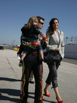 Jeff Gordon, Hendrick Motorsports Chevrolet with his wife Ingrid Vandebosch and daugther Ella Sophie