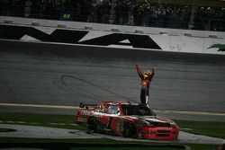 Race winner Jamie McMurray, Earnhardt Ganassi Racing Chevrolet celebrates
