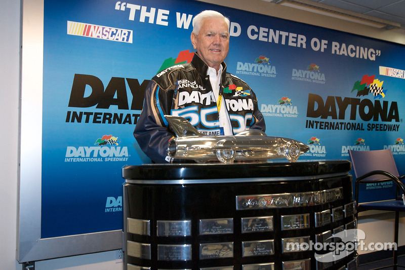 Junior Johnson pose avec le Harley F. Earl Daytona 500 Trophy