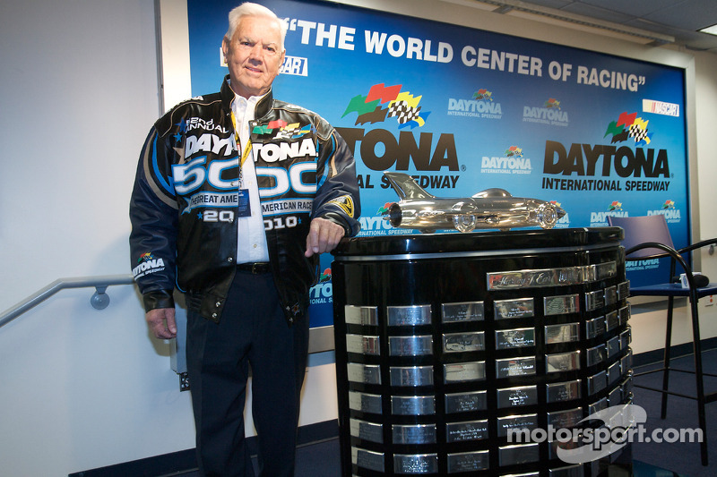 Junior Johnson posa con el trofeo de Daytona 500, Harley F. Earl