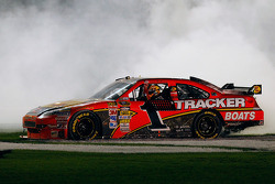 La vainqueur Jamie McMurray, Earnhardt Ganassi Racing Chevrolet célèbre son succès