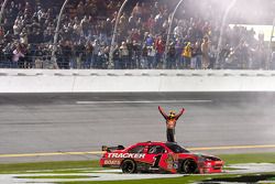 El ganador de la carrera, Jamie McMurray, Earnhardt Ganassi Racing Chevrolet, festeja