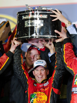 Victory lane: el ganador de la carrera, Jamie McMurray, Earnhardt Ganassi Racing Chevrolet, festeja