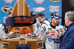 Victory lane: race winner Jimmie Johnson, Hendrick Motorsports Chevrolet