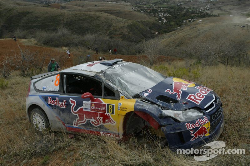 Kimi Raikkonen y Kaj Lindstrom, Citroën C4 WRC, Citroën Junior Team choca y queda fuera del rally