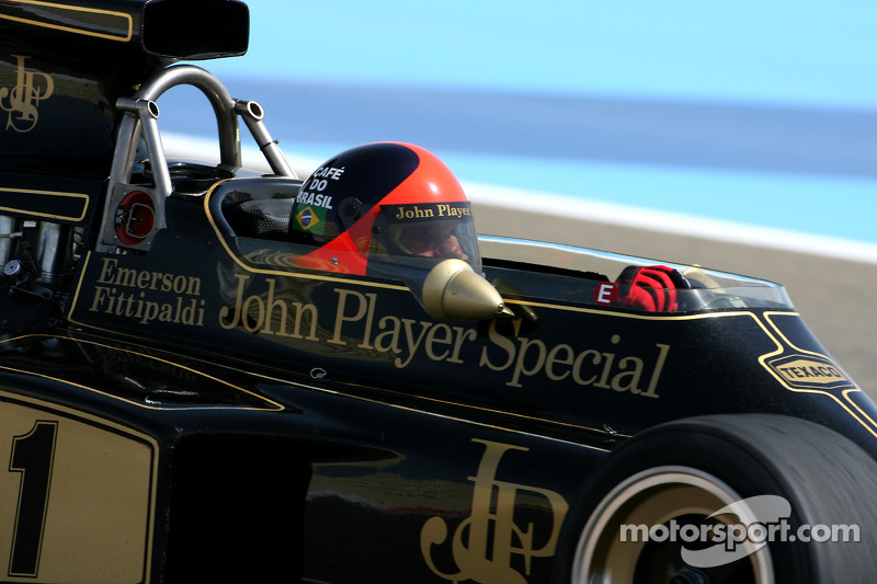 Emerson Fittipaldi, bicampeão da F1 com sua Lotus 72D