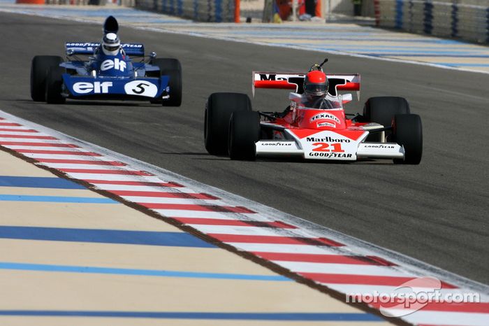 1976 McLaren M23 y Sir Jackie Stewart, 1969, 1971, 1973 F1 campeón del mundo conduce el 1973 Ford Tyrrell 006