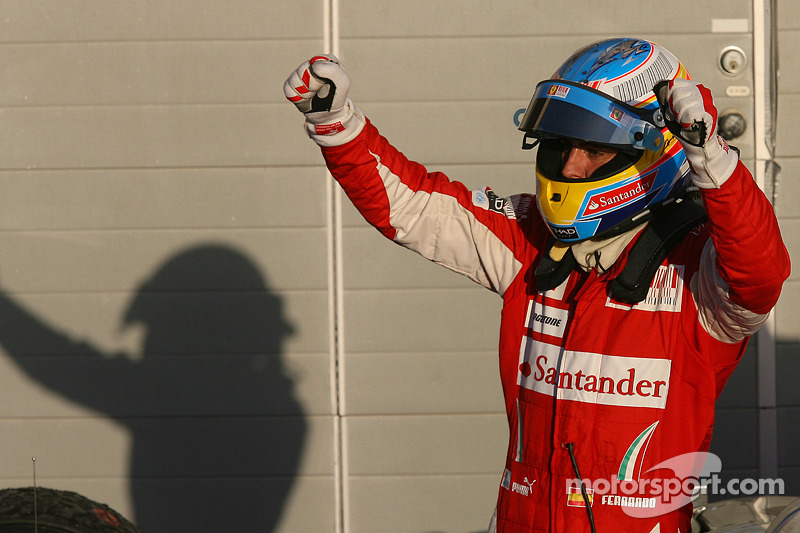 Yarış galibi Fernando Alonso, Scuderia Ferrari kutlama yapıyor