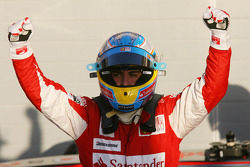 Yarış galibi Fernando Alonso, Scuderia Ferrari kutlama yapıyor