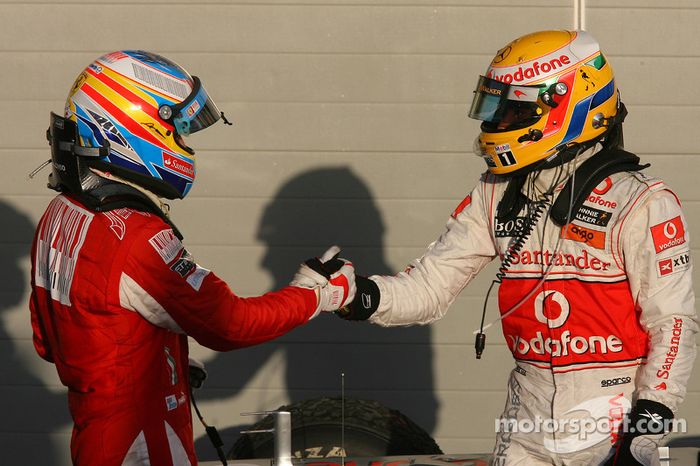 Ganador de la carrera Fernando Alonso, Scuderia Ferrari celebra con tercer lugar de Lewis Hamilton, McLaren Mercedes