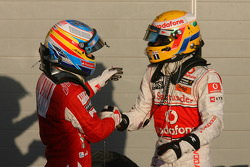 Yarış galibi Fernando Alonso, Scuderia Ferrari kutlama yapıyor ve 3. Lewis Hamilton, McLaren Mercede