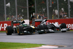 Heikki Kovalainen, Lotus F1 Team et Michael Schumacher, Mercedes GP