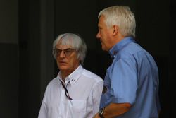 Bernie Ecclestone avec Charlie Whiting, FIA safety delegate, Directeur de course & offical starter