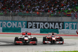 Jenson Button, McLaren Mercedes en Felipe Massa, Scuderia Ferrari