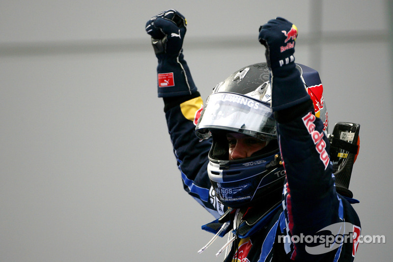 Yarış galibi Sebastian Vettel, Red Bull Racing kutlama yapıyor