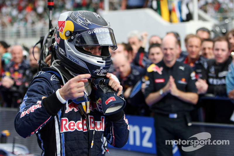 Yarış galibi Sebastian Vettel, Red Bull Racing kutlama yapıyor