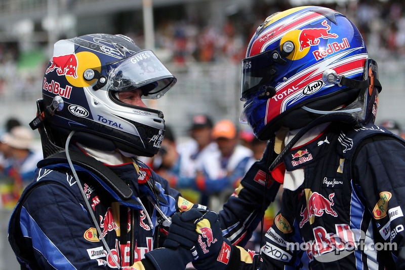 Yarış galibi Sebastian Vettel, Red Bull Racing kutlama yapıyor ve 2. Mark Webber, Red Bull Racing