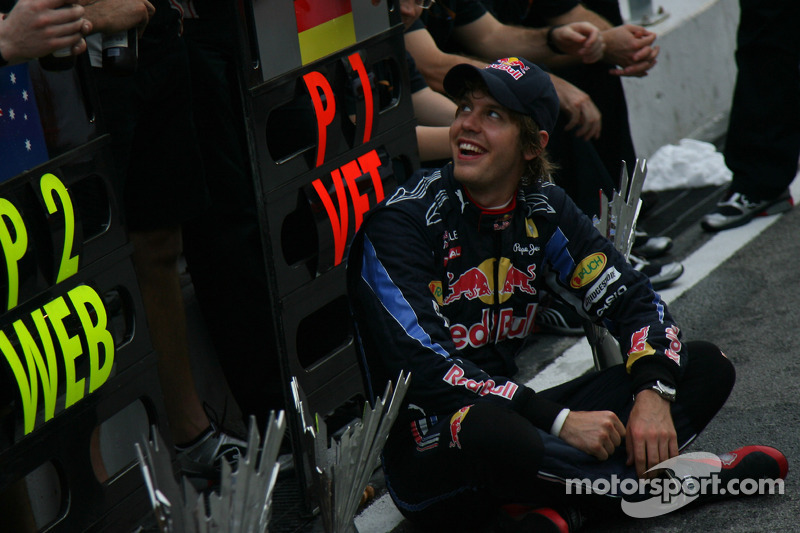 Yarış galibi Sebastian Vettel, Red Bull Racing takımı ile kutlama yapıyor