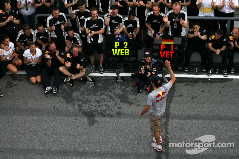 Yarış galibi Sebastian Vettel, Red Bull Racing kutlama yapıyor ve Mark Webber, Red Bull Racing, ve his team