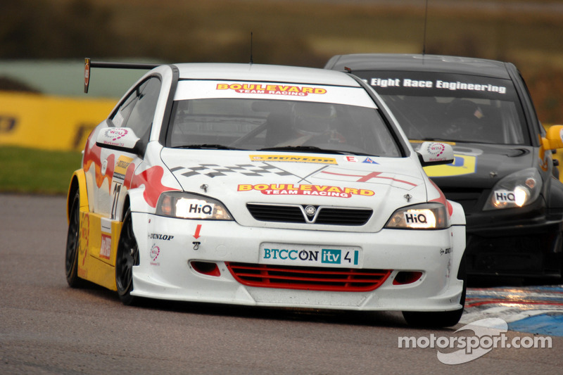 Martin Johnson Team Boulevard Vauxhall Astra Coupe devant Phil Glew Triple Eight Racing Vauxhall Vec