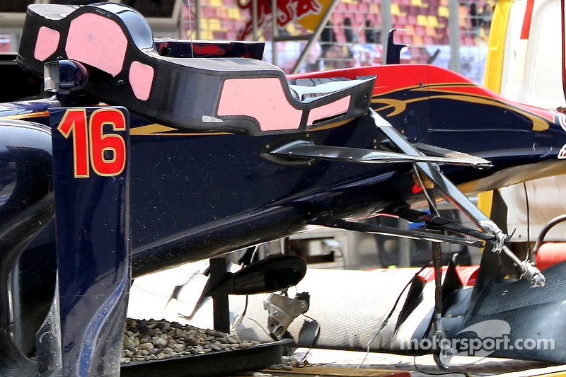 Beschadigde wagen van Sebastien Buemi, Scuderia Toro Rosso