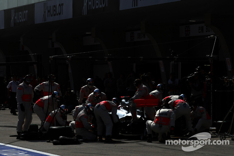 Jenson Button'ın Red Bull pitine girişi