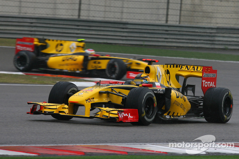 Robert Kubica, Renault F1 Team, circula delante de Vitaly Petrov, Renault F1 Team