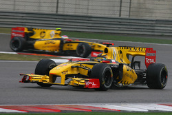 Robert Kubica, Renault F1 Team leads Vitaly Petrov, Renault F1 Team