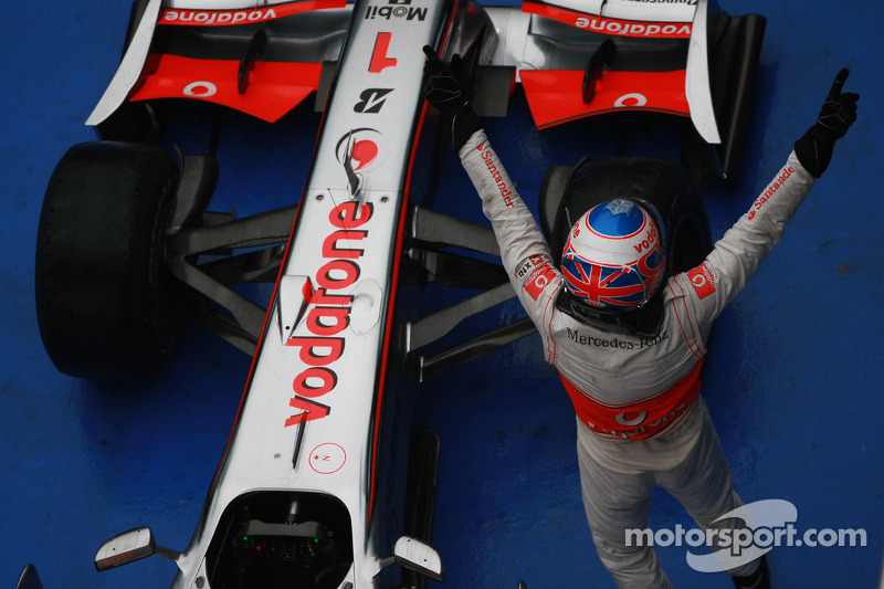 Yarış galibi Jenson Button, McLaren Mercedes, kutlama yapıyor