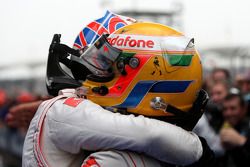 vainqueur Jenson Button, McLaren Mercedes, fête son succès avec 2e Lewis Hamilton, McLaren Mercedes