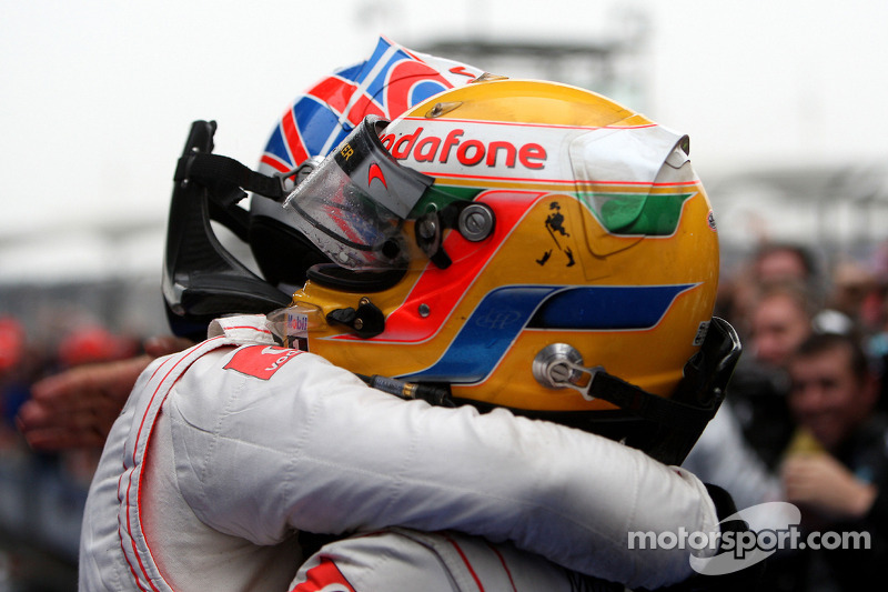 Yarış galibi Jenson Button, McLaren Mercedes, kutlama yapıyor ve 2. Lewis Hamilton, McLaren Mercedes