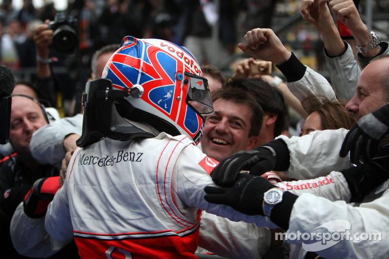 Yarış galibi Jenson Button, McLaren Mercedes, kutlama yapıyor