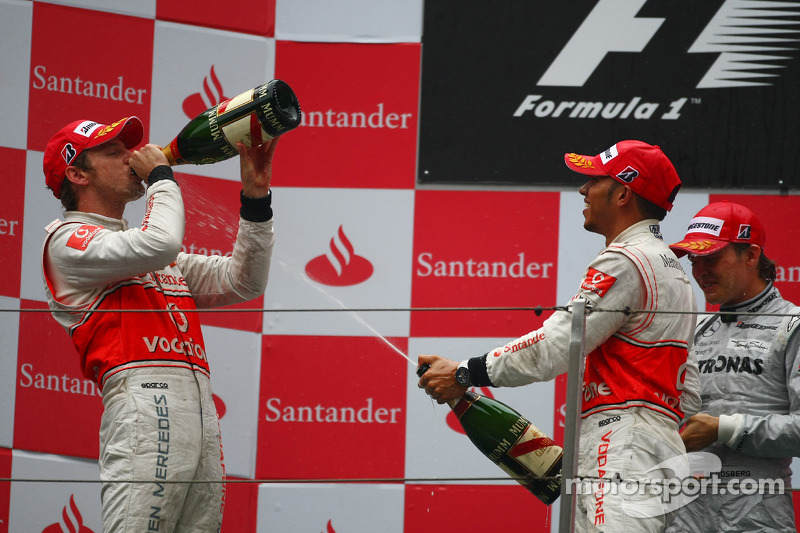 Podium: Sieger Jenson Button mit Lewis Hamilton und Nico Rosberg