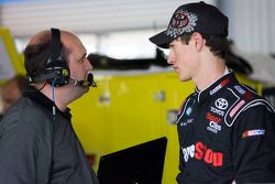 Joey Logano praat met crew chief Kevin Kidd