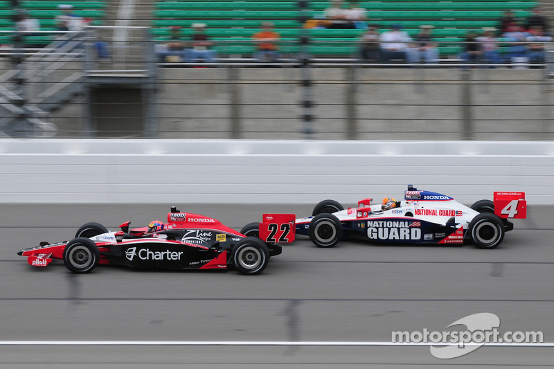 Justin Wilson, Dreyer and Reinbold Racing leads Dan Wheldon, Panther Racing