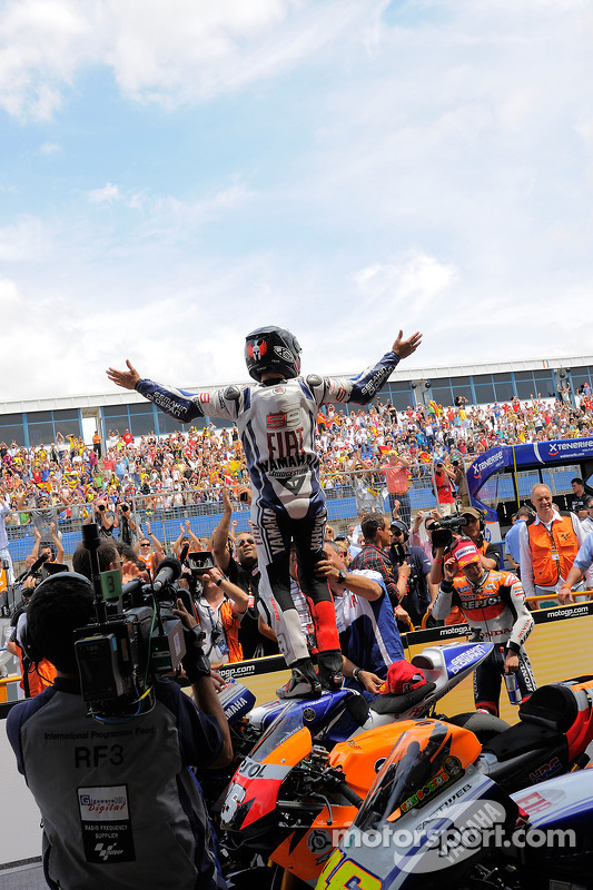 Ganador de la carrera Jorge Lorenzo, Fiat Yamaha Team celebra