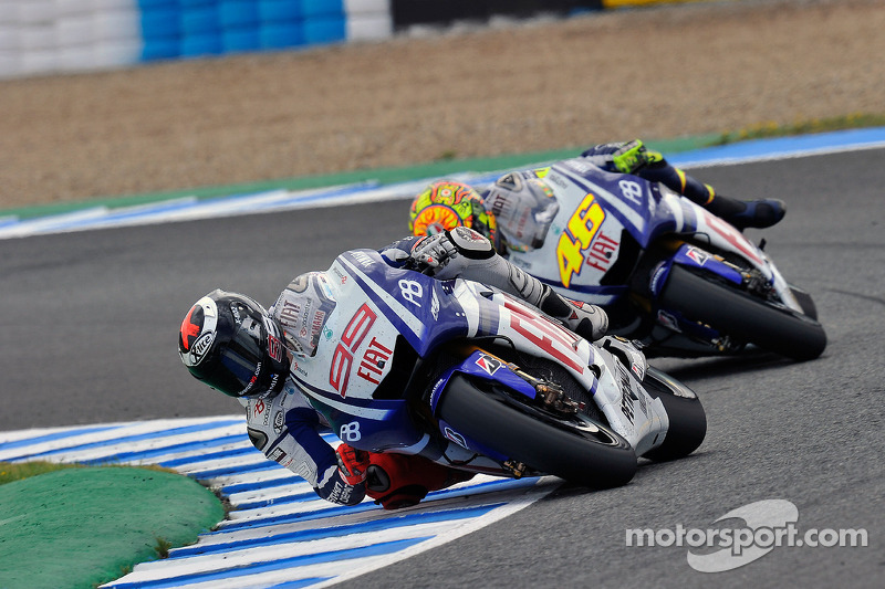 Em 2010, a rivalidade entre Lorenzo e Rossi atingiu o primeiro pico. No GP do Japão daquele ano, a dupla travou uma dura batalha pelo terceiro lugar, que deixou o espanhol furioso.