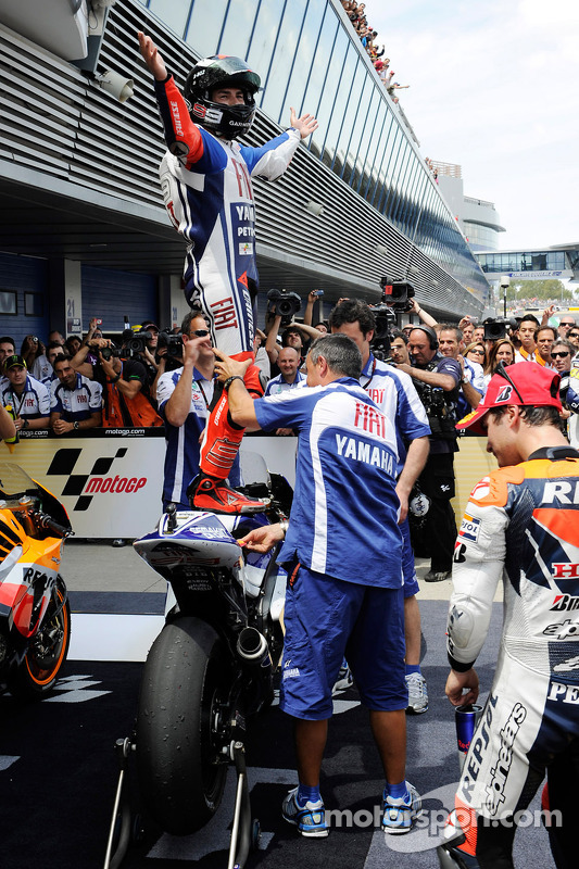 Ganador de la carrera Jorge Lorenzo, Fiat Yamaha Team celebra