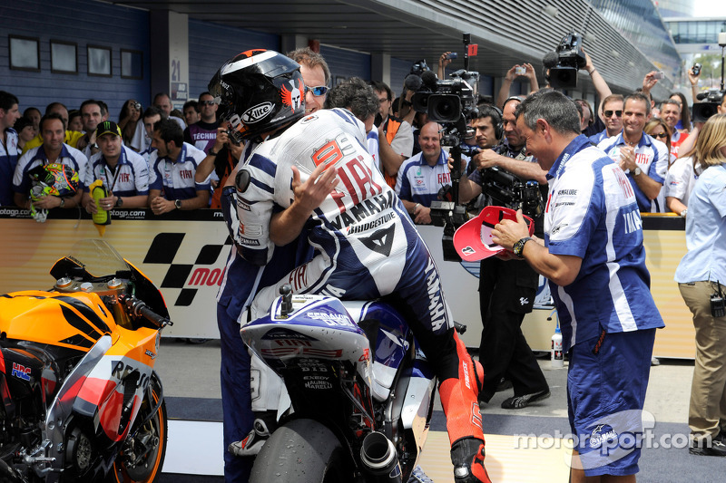 Le vainqueur Jorge Lorenzo, Fiat Yamaha Team célèbre