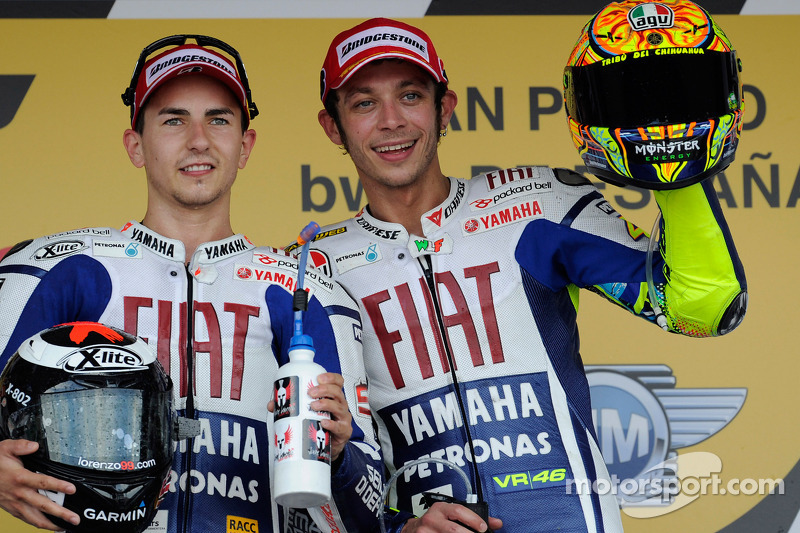 Podio: ganador de la carrera Jorge Lorenzo, Fiat Yamaha Team, tercer lugar Valentino Rossi, Fiat Yam