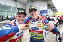 Vainqueur Jari-Matti Latvala fête son succès avec équipier Mikko Hirvonen