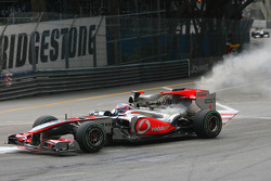 Jenson Button, McLaren Mercedes arrêté sur la piste par un problème mécanique